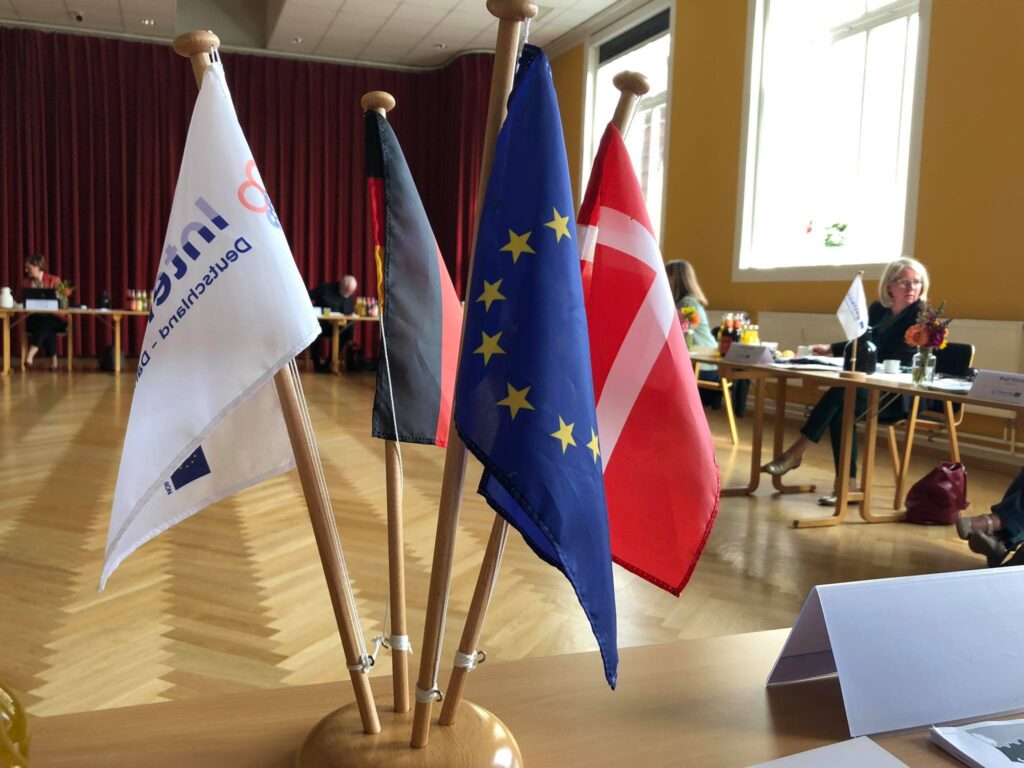 Interreg,- tysk, dansk og europa-flag i sal