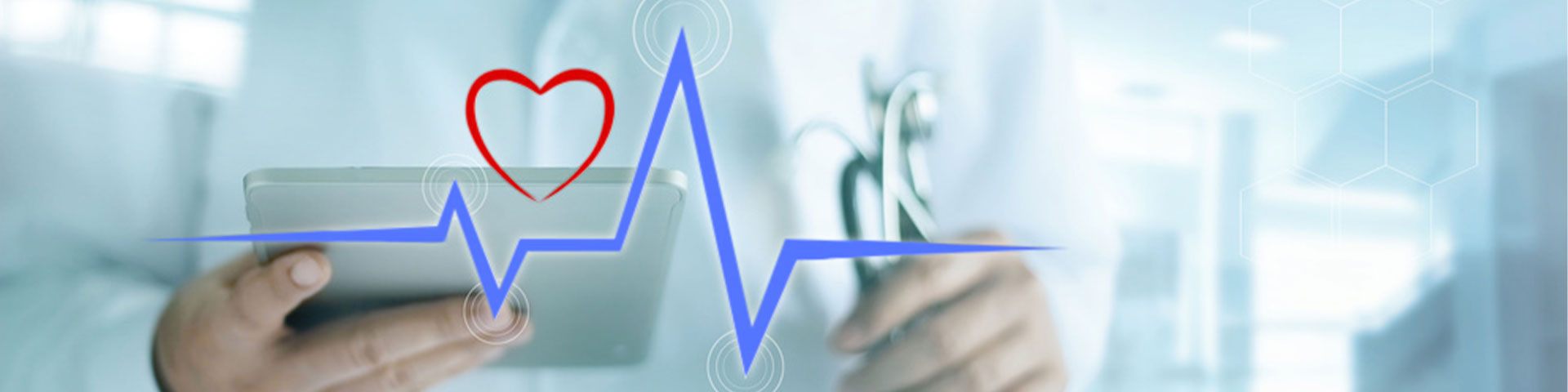 Arzt hält Tablet, Herzgrafik auf dem Bild